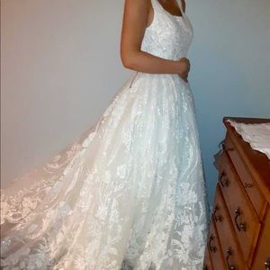 Brand new! Decided on a different dress just wouldn’t let me return.